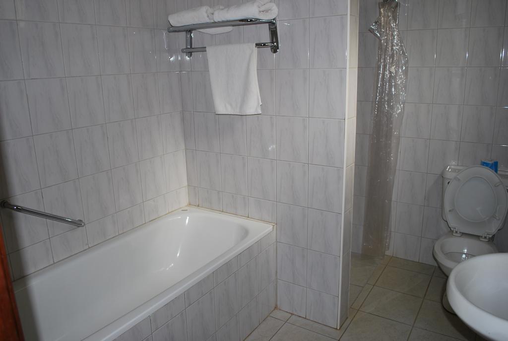 Parkview Inn Моши Стая снимка